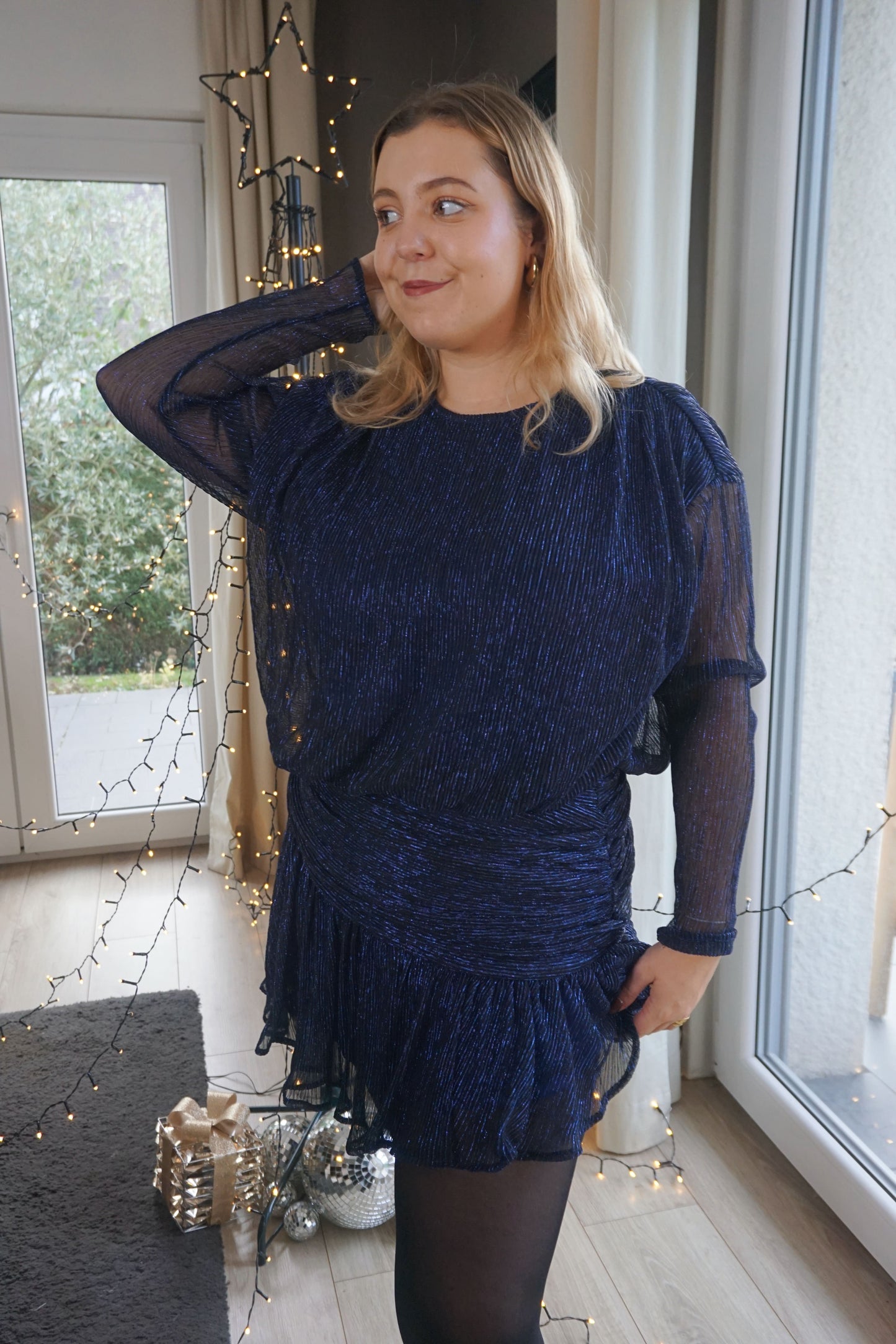 Robe drapée bleue à liseré paillettes
