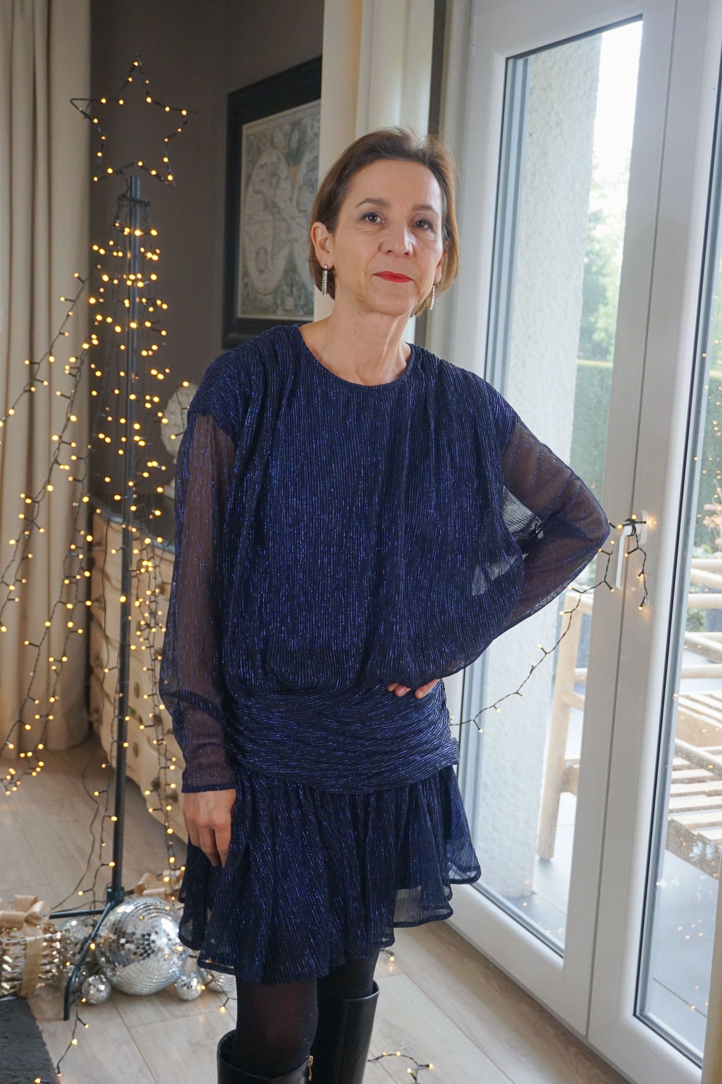 Robe drapée bleue à liseré paillettes