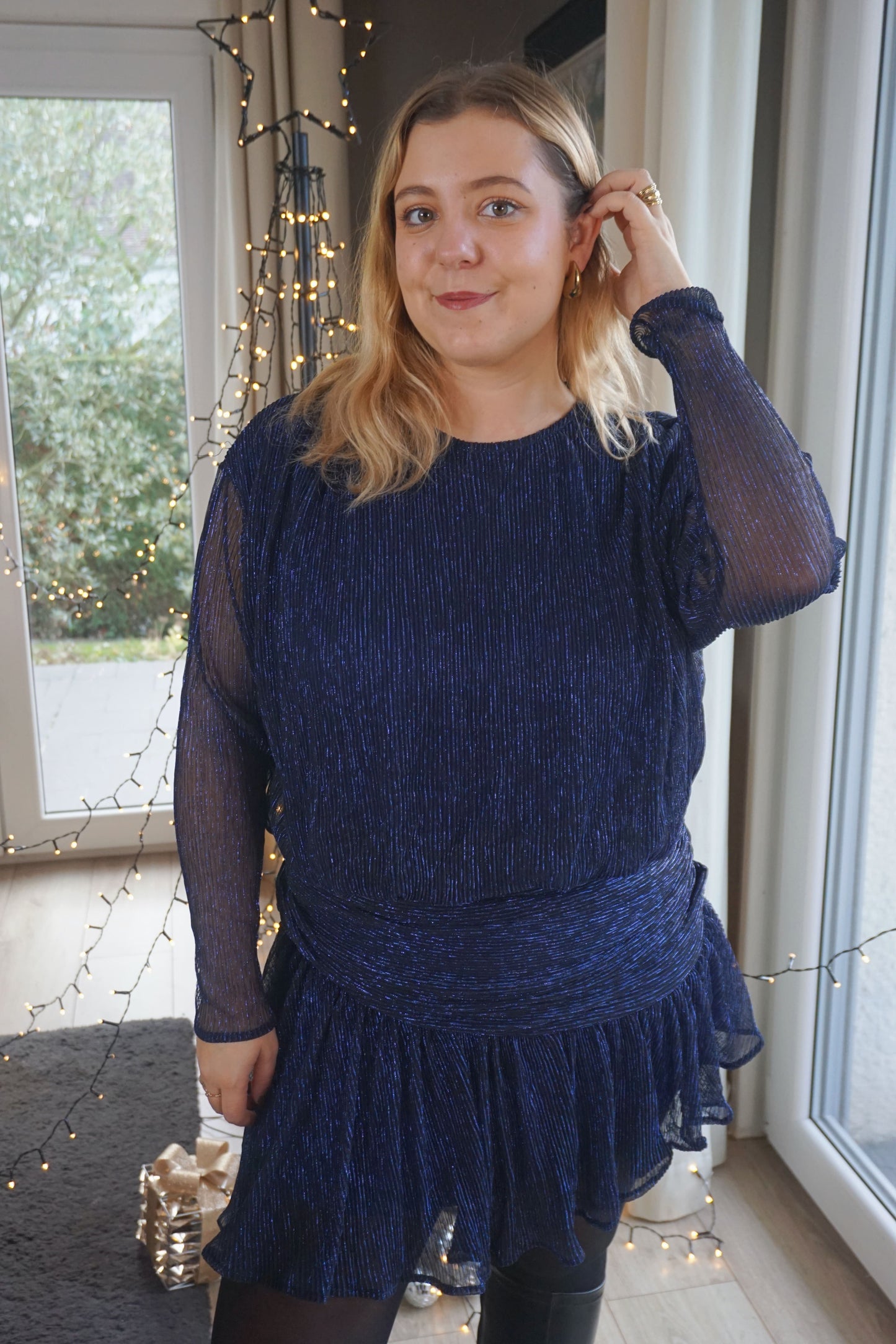 Robe drapée bleue à liseré paillettes
