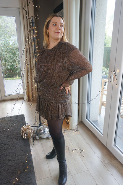 Robe drapée dorée à liseré paillettes