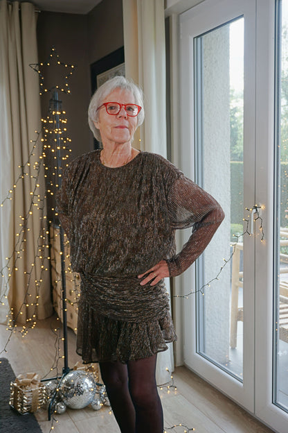 Robe drapée dorée à liseré paillettes