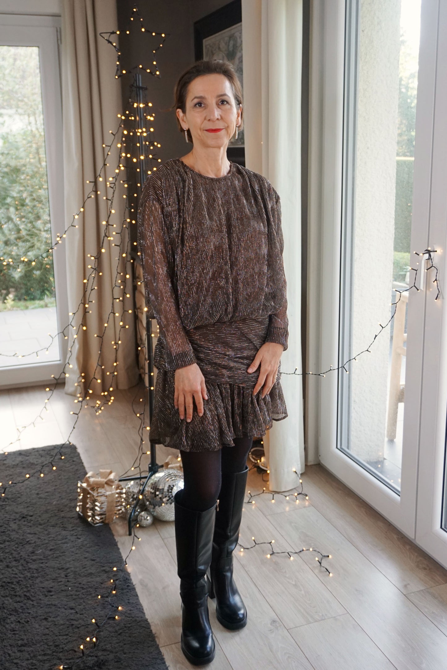 Robe drapée dorée à liseré paillettes