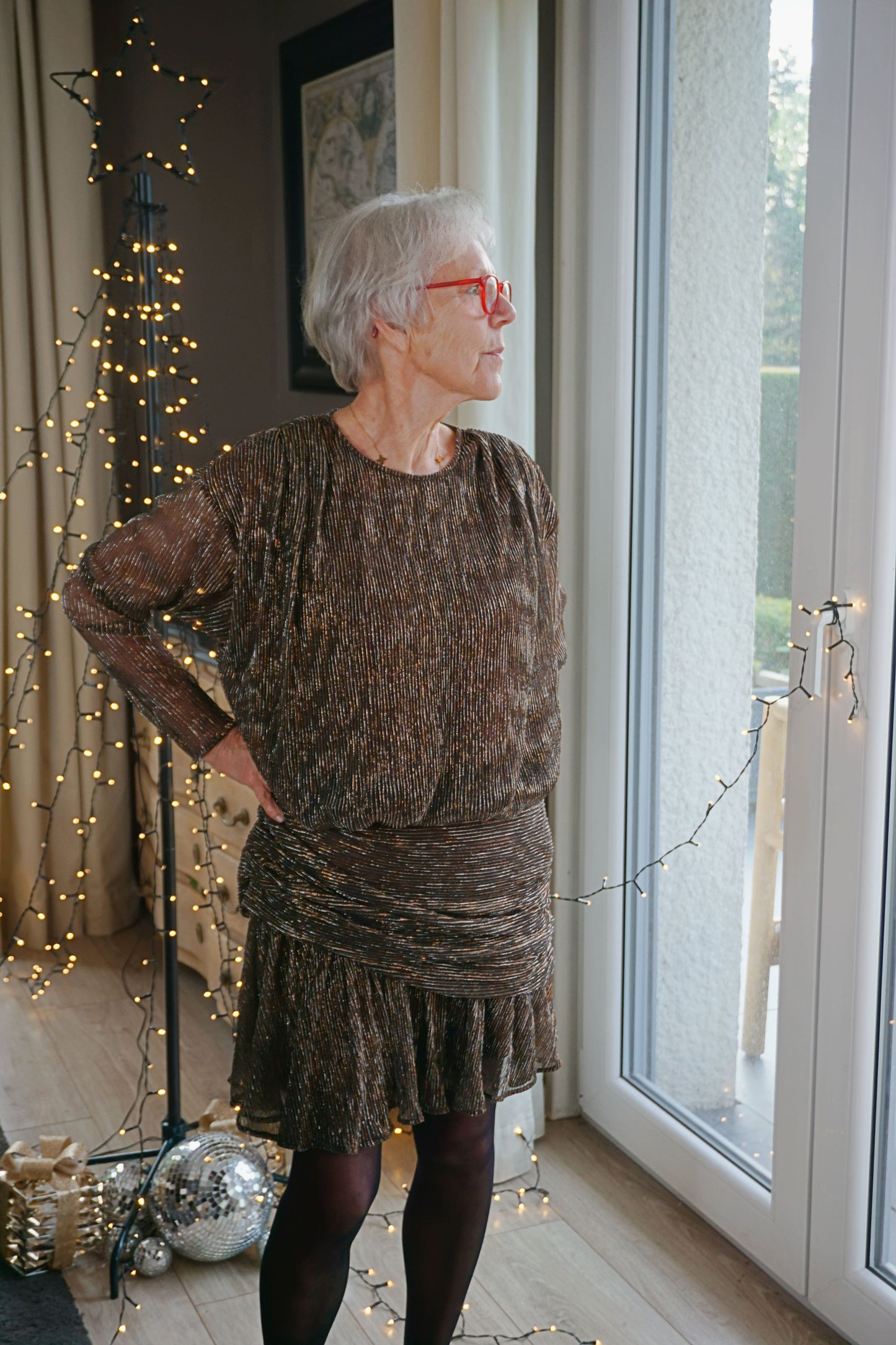 Robe drapée dorée à liseré paillettes