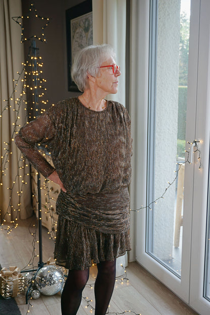 Robe drapée dorée à liseré paillettes