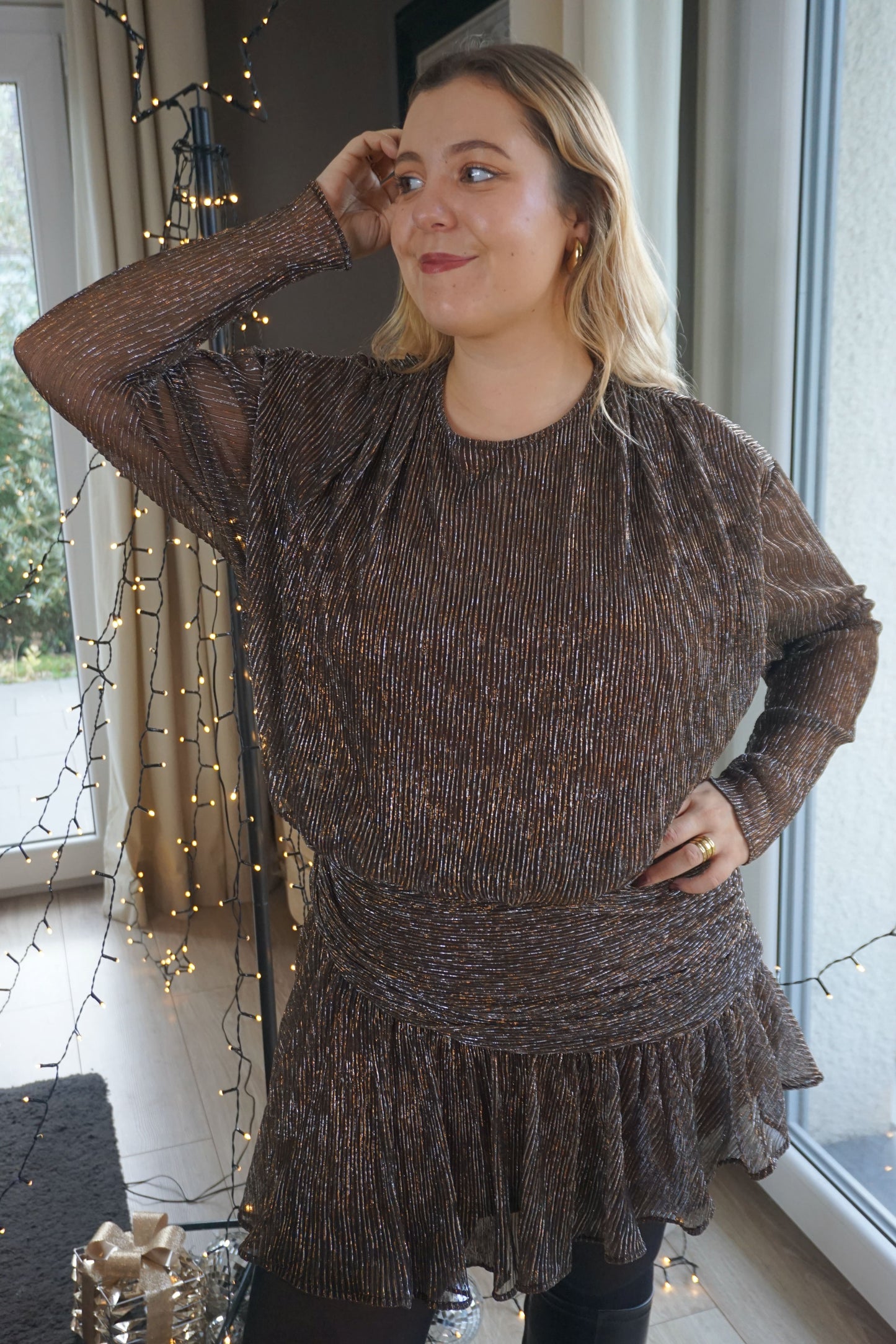 Robe drapée dorée à liseré paillettes