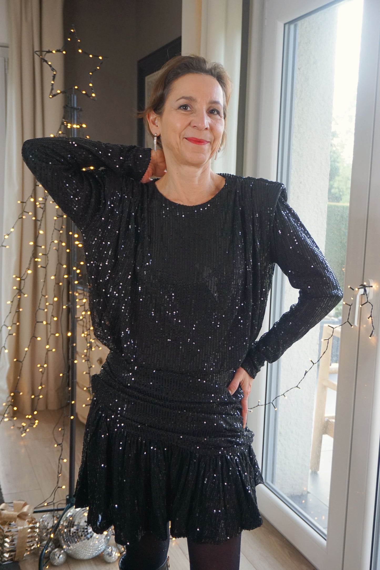 Robe drapée noire à sequins