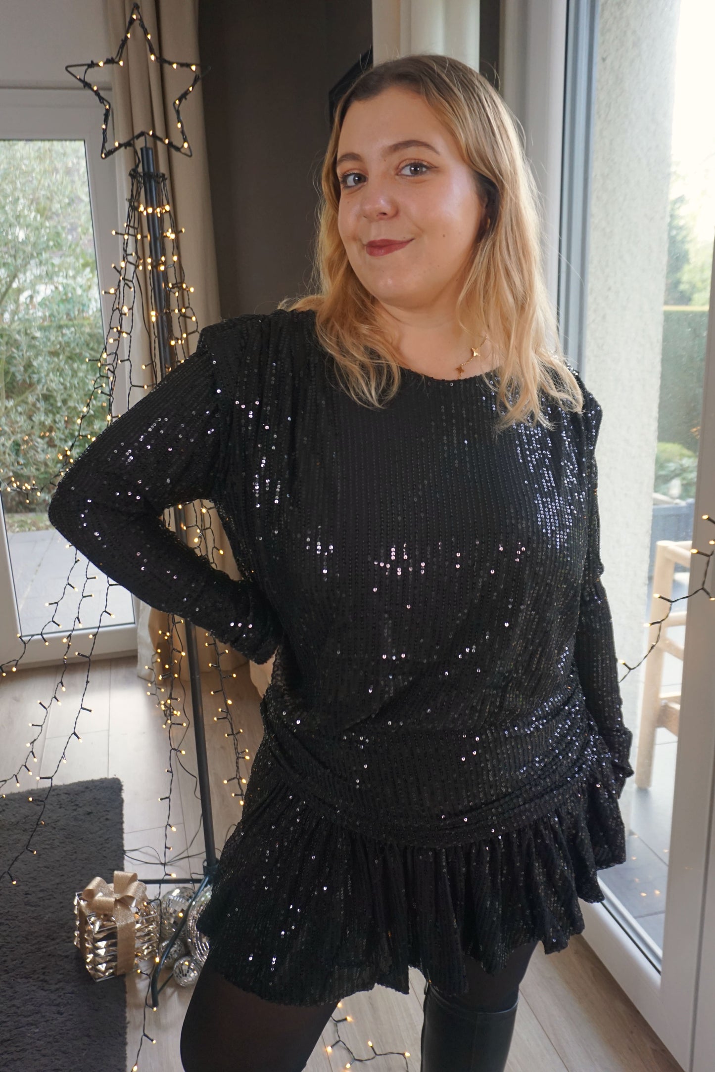 Robe drapée noire à sequins