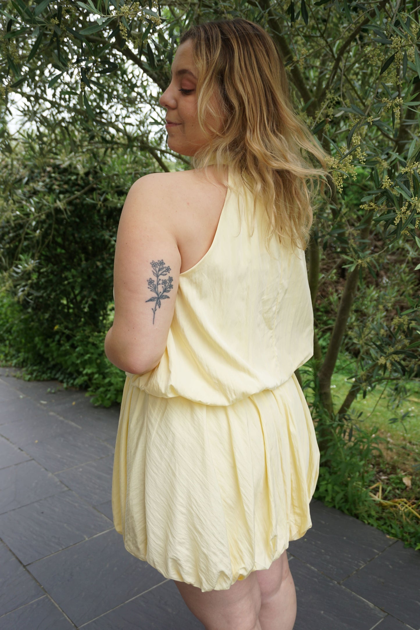 Robe jaune bouffante col américain