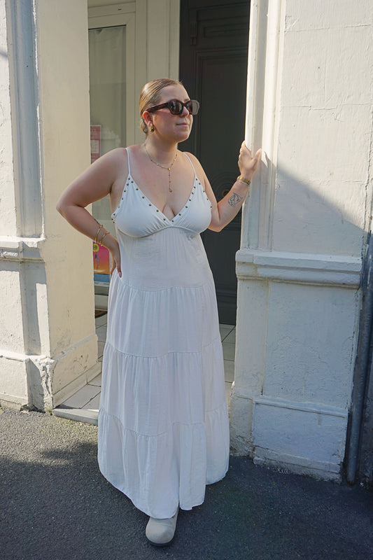 Robe longue blanche à clous