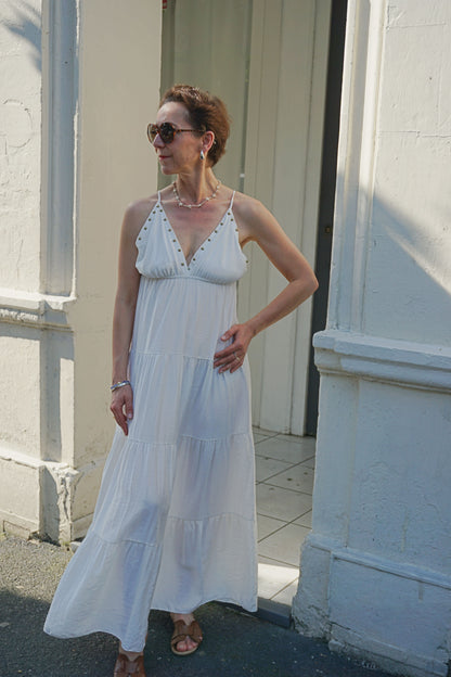 Robe longue blanche à clous