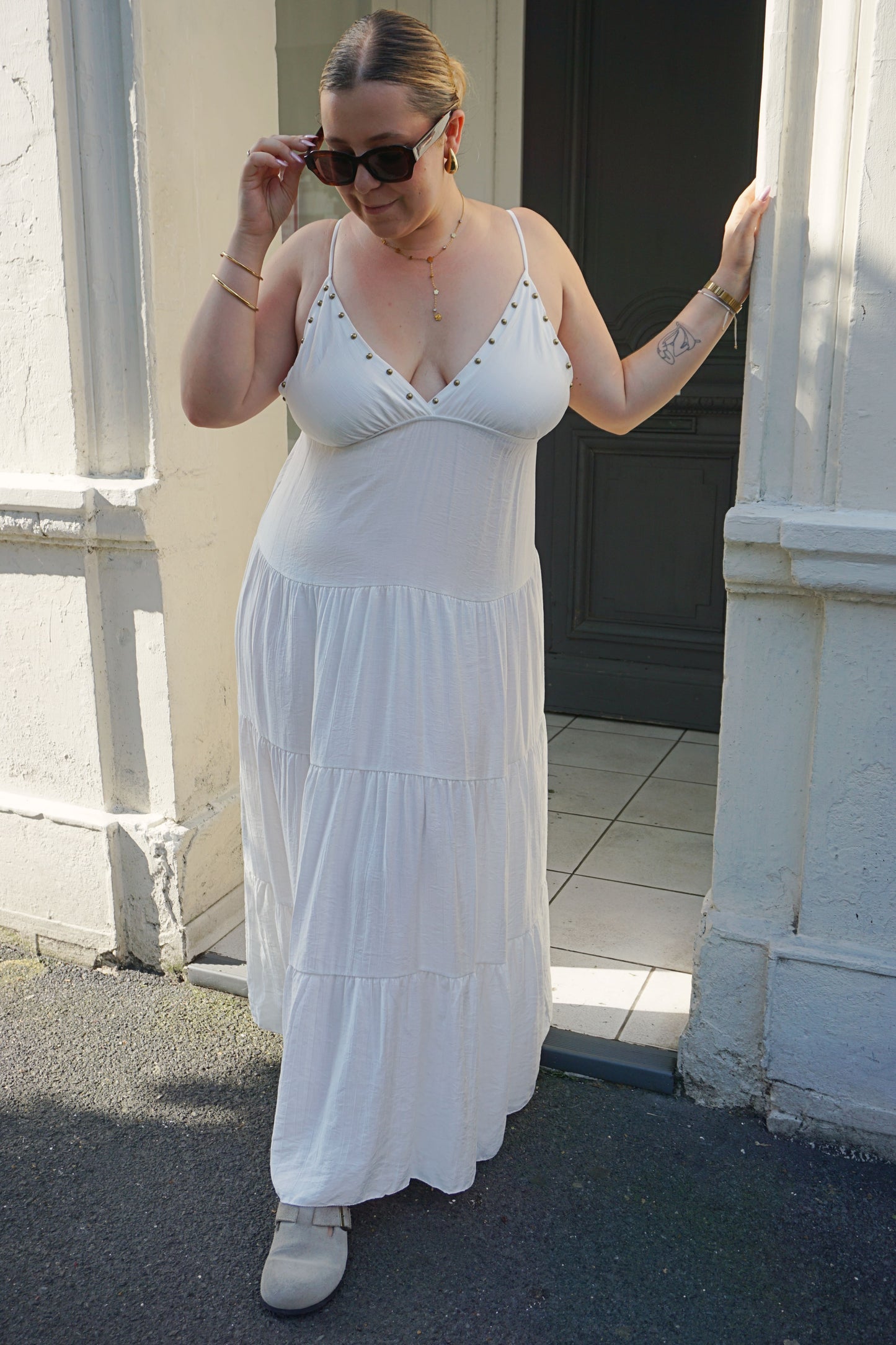 Robe longue blanche à clous