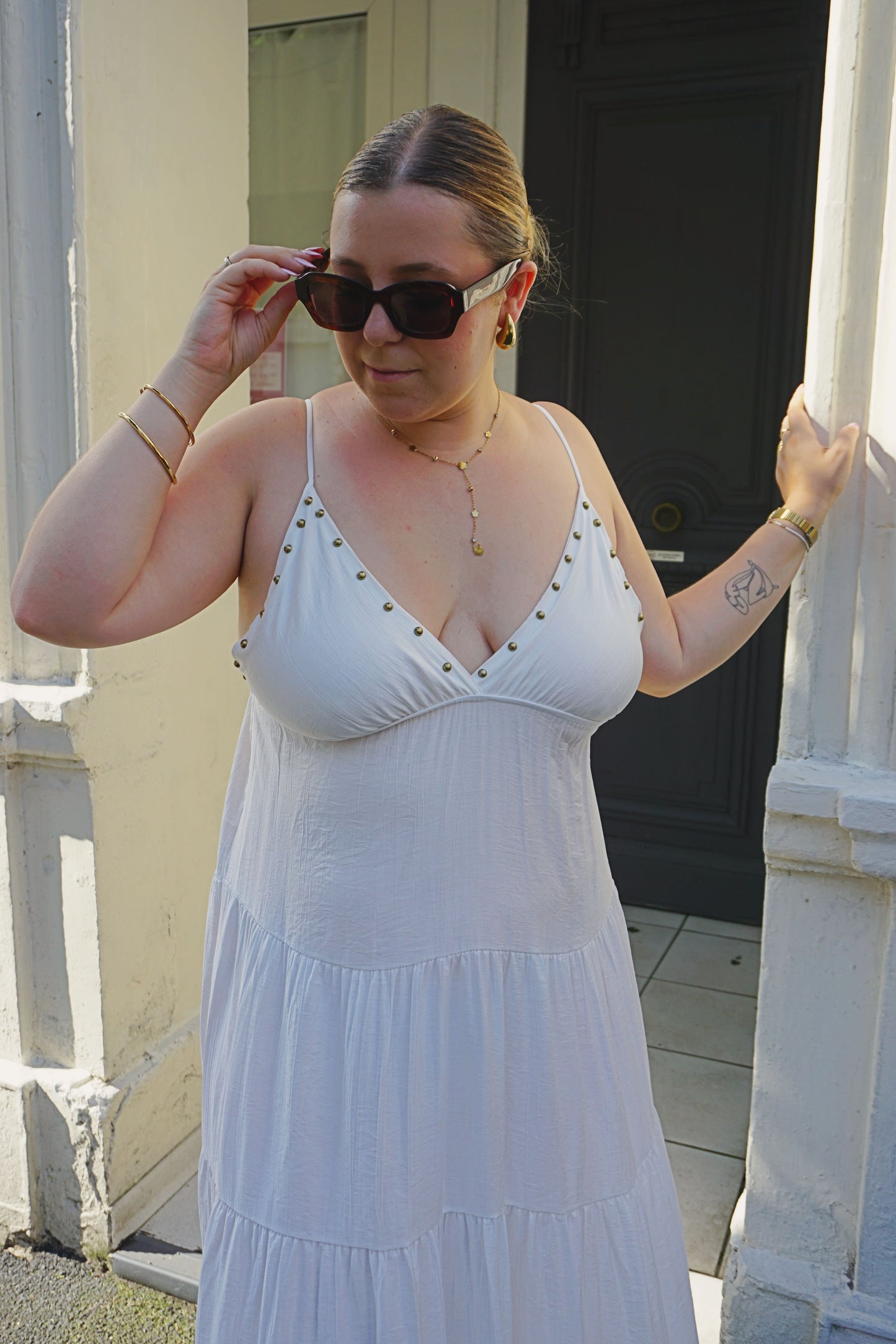 Robe longue blanche à clous