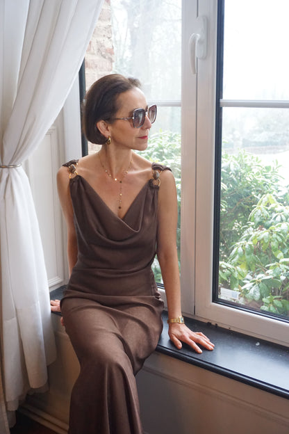 Robe longue satinée col bénitier marron