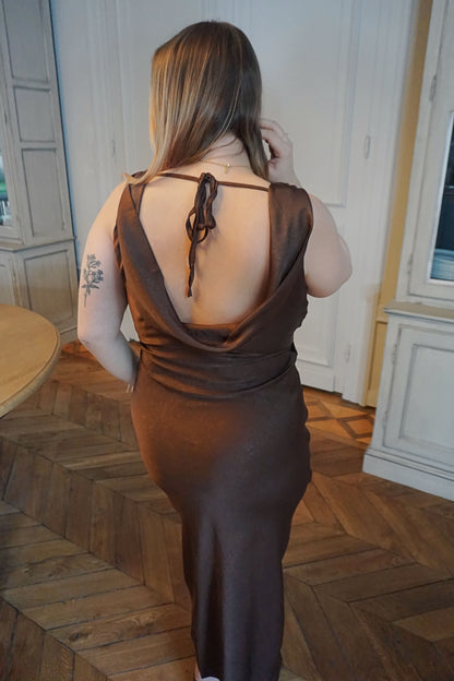 Robe longue satinée col bénitier marron