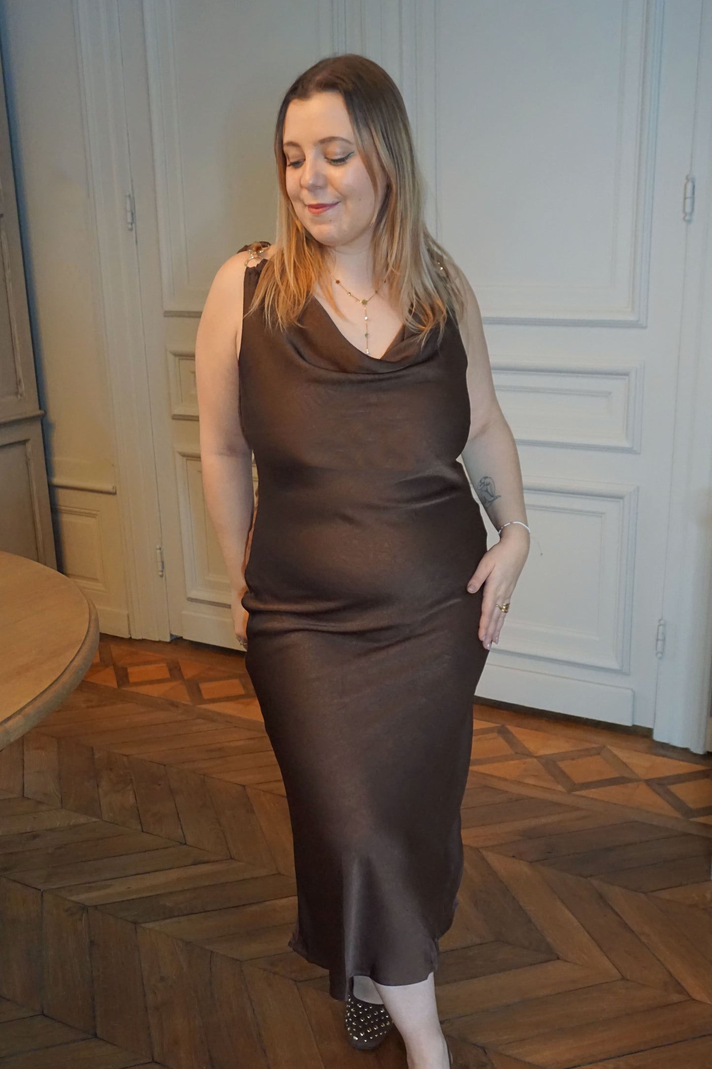 Robe longue satinée col bénitier marron