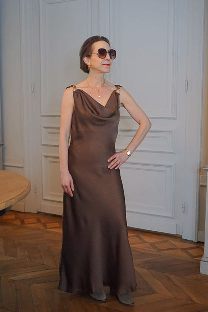 Robe longue satinée col bénitier marron