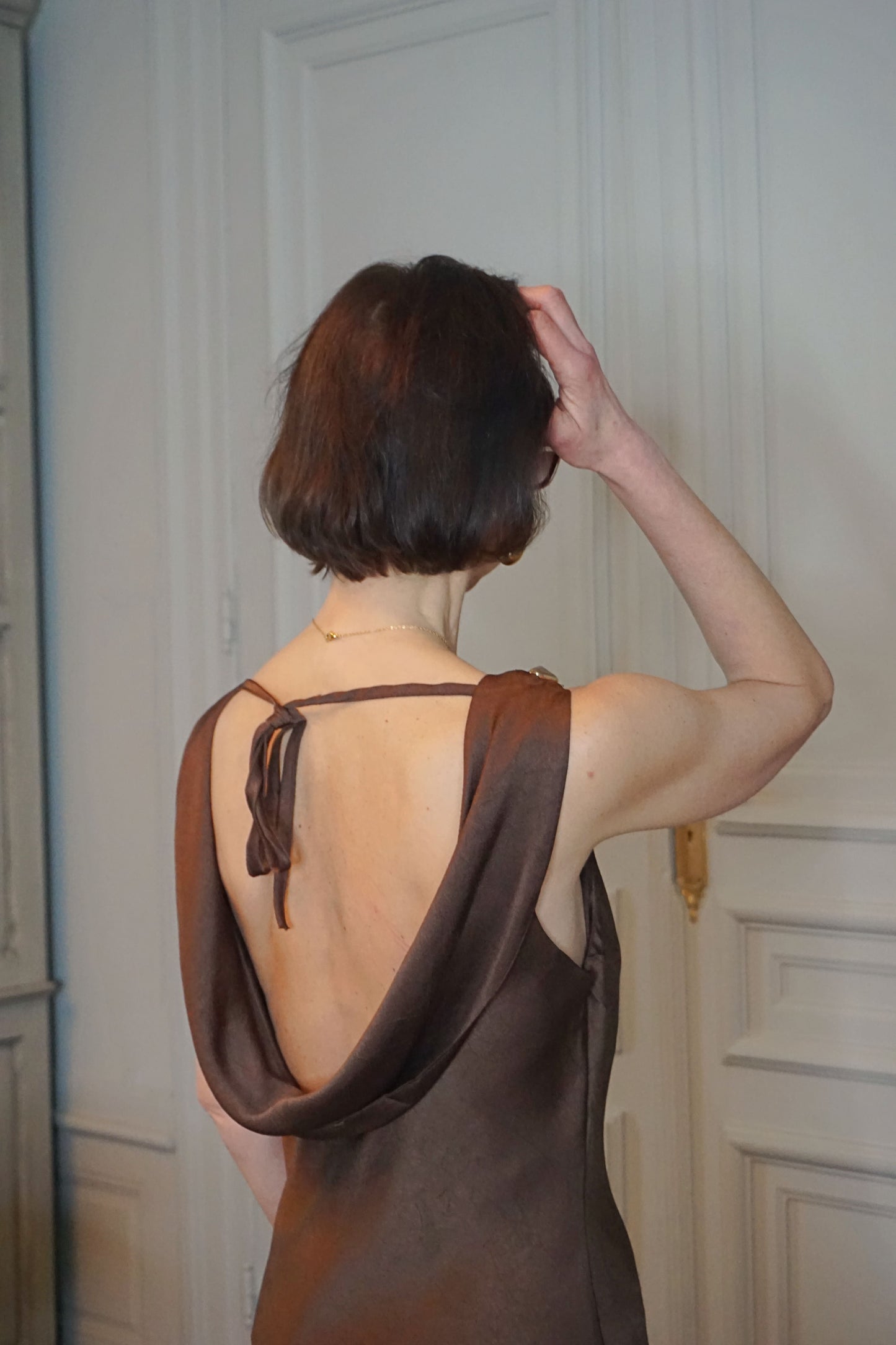 Robe longue satinée col bénitier marron