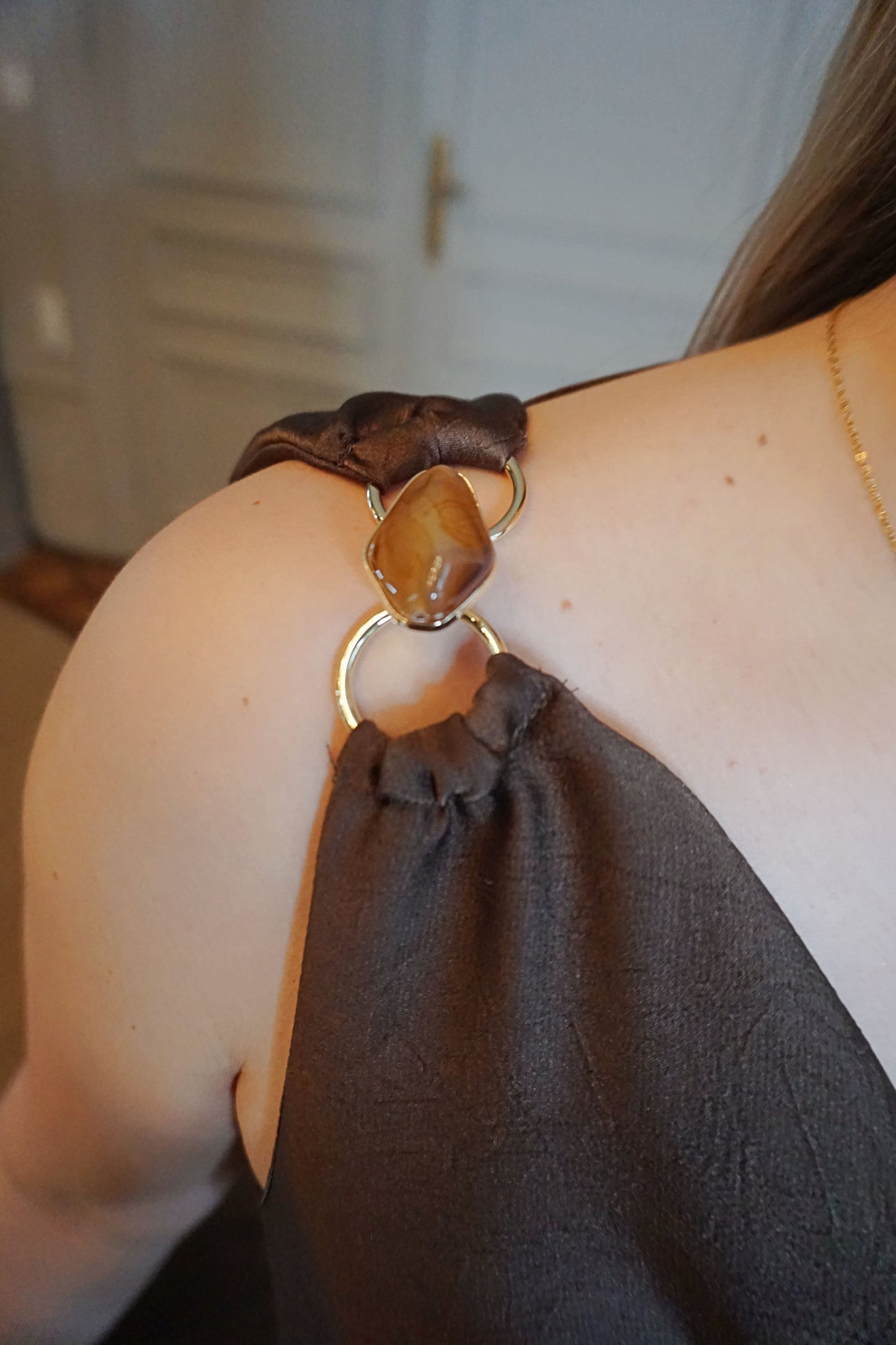 Robe longue satinée col bénitier marron