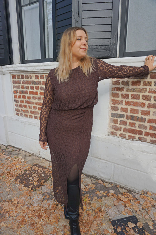 Robe longue marron en dentelle