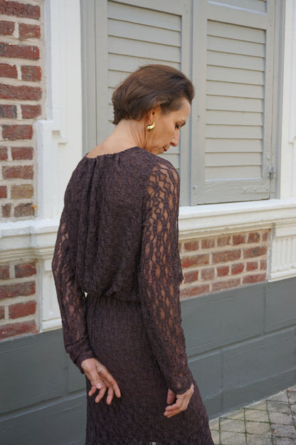 Robe longue marron en dentelle
