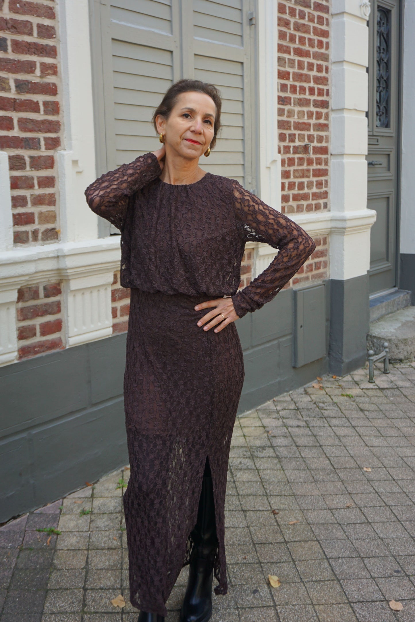 Robe longue marron en dentelle