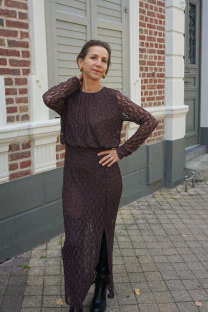 Robe longue marron en dentelle