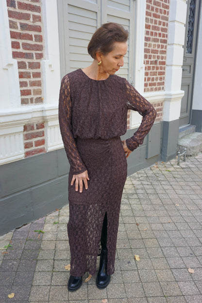 Robe longue marron en dentelle