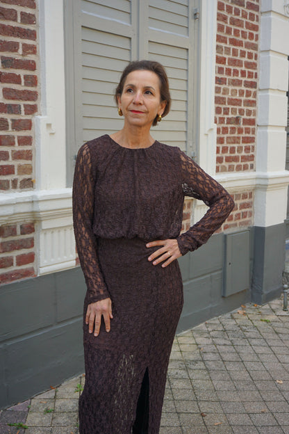 Robe longue marron en dentelle