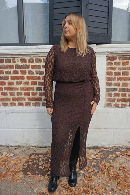 Robe longue marron en dentelle