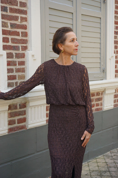 Robe longue marron en dentelle