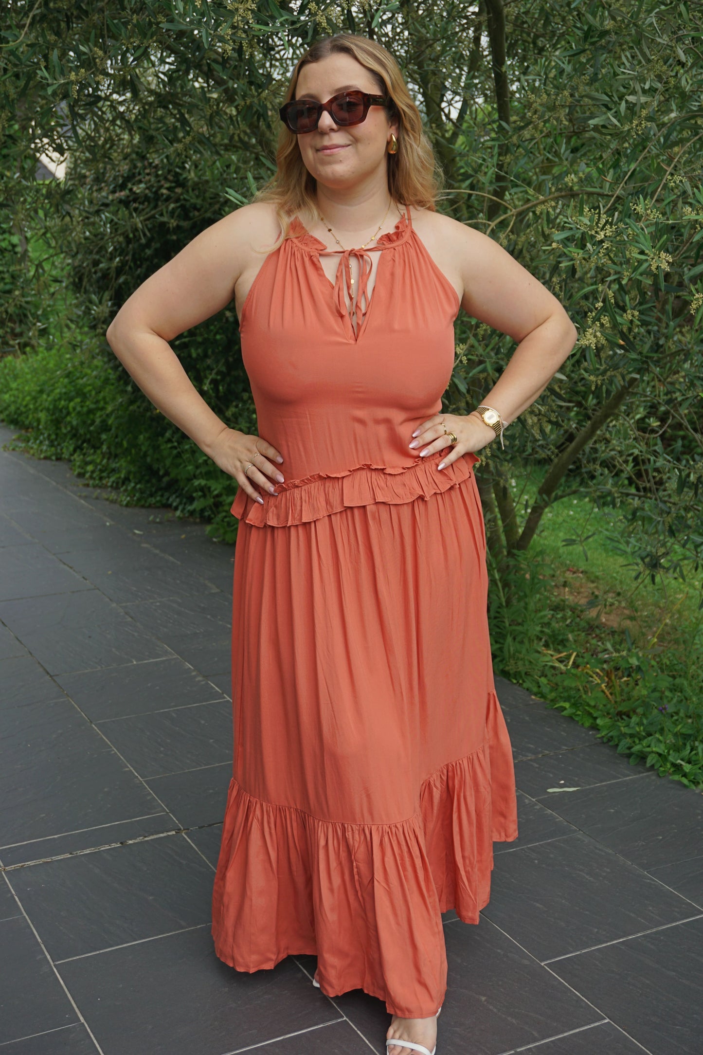 Robe longue terracotta et volants