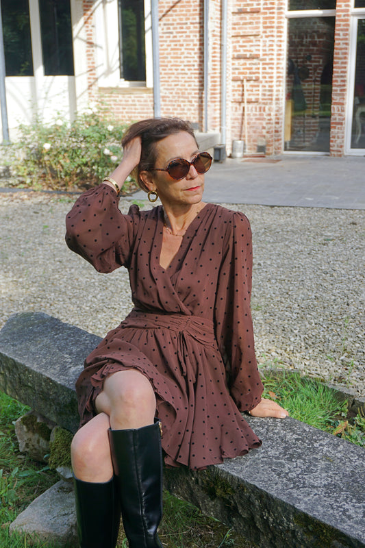 Robe marron à pois noirs