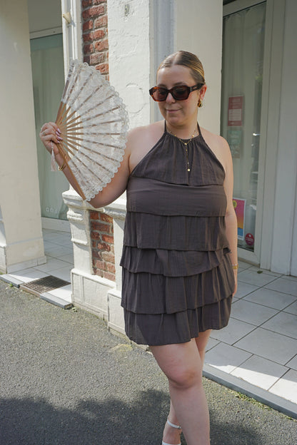 Robe marron à volants