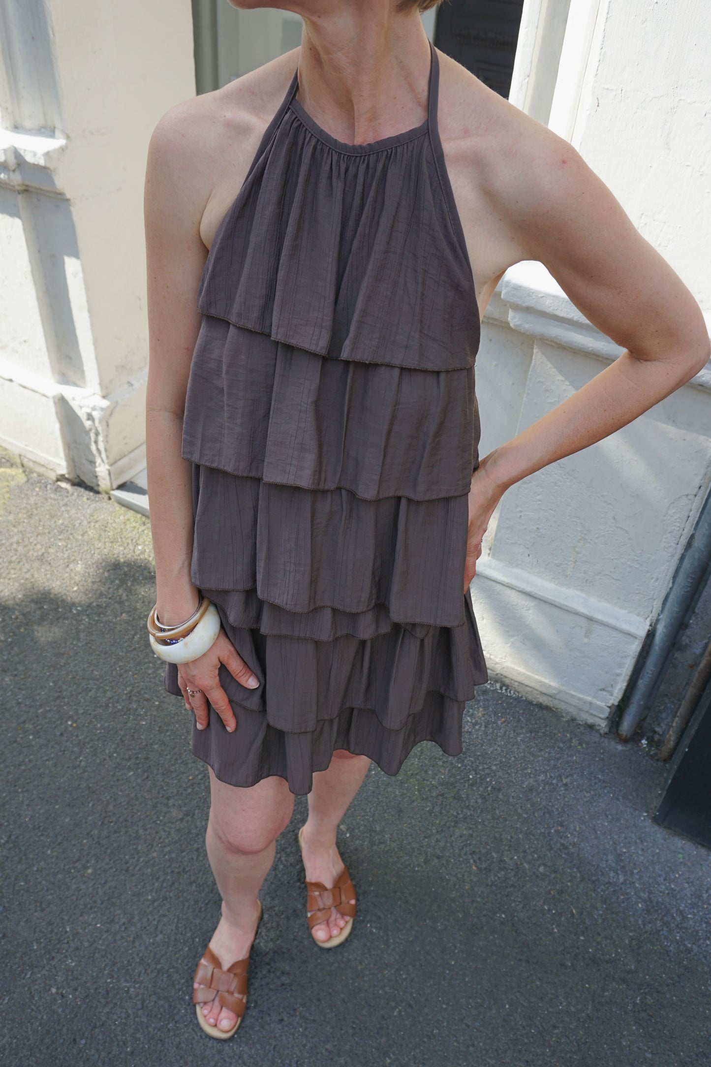 Robe marron à volants