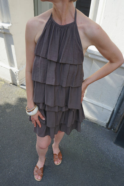 Robe marron à volants