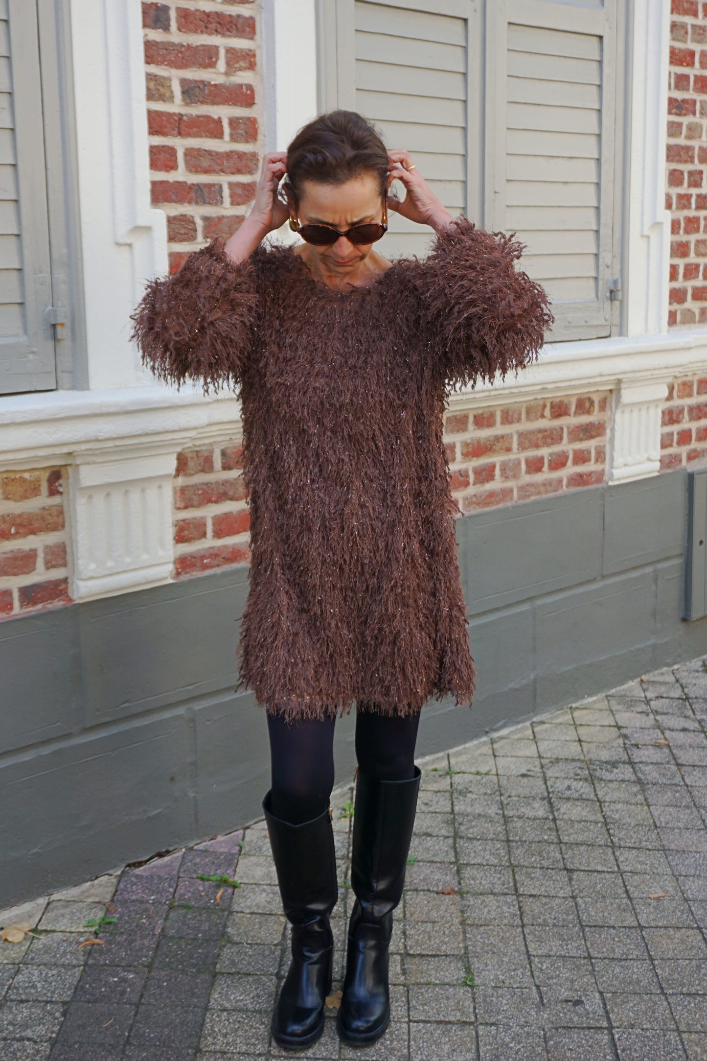 Robe marron effet plumes et paillettes