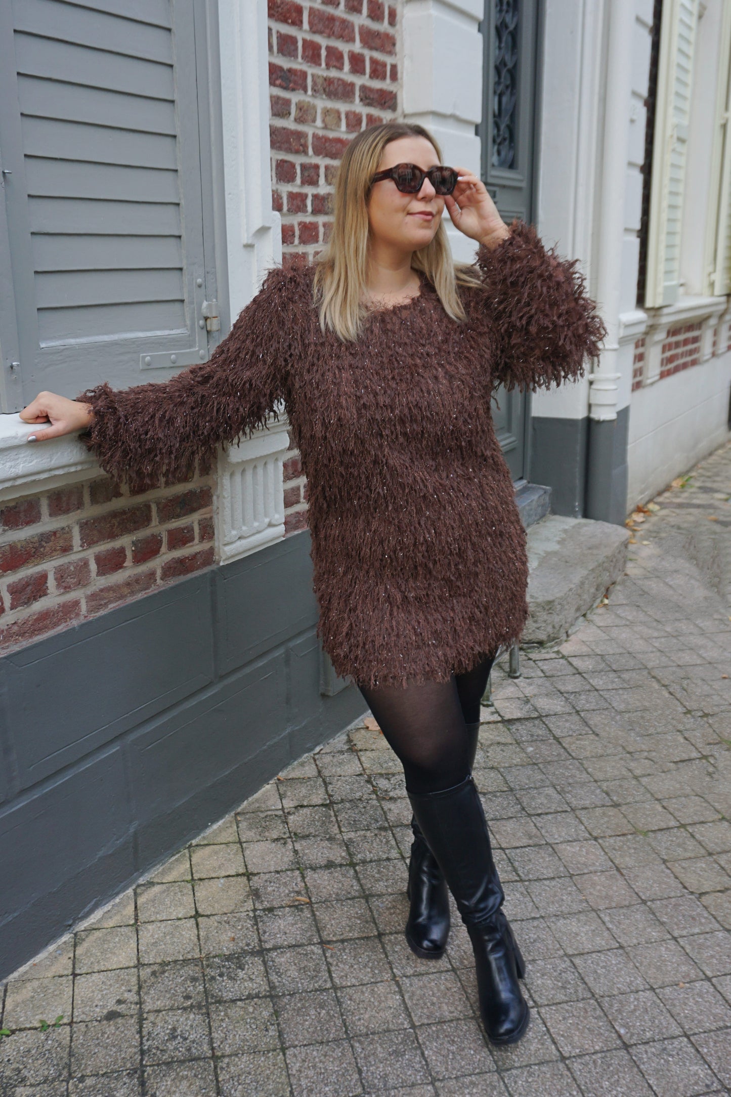 Robe marron effet plumes et paillettes