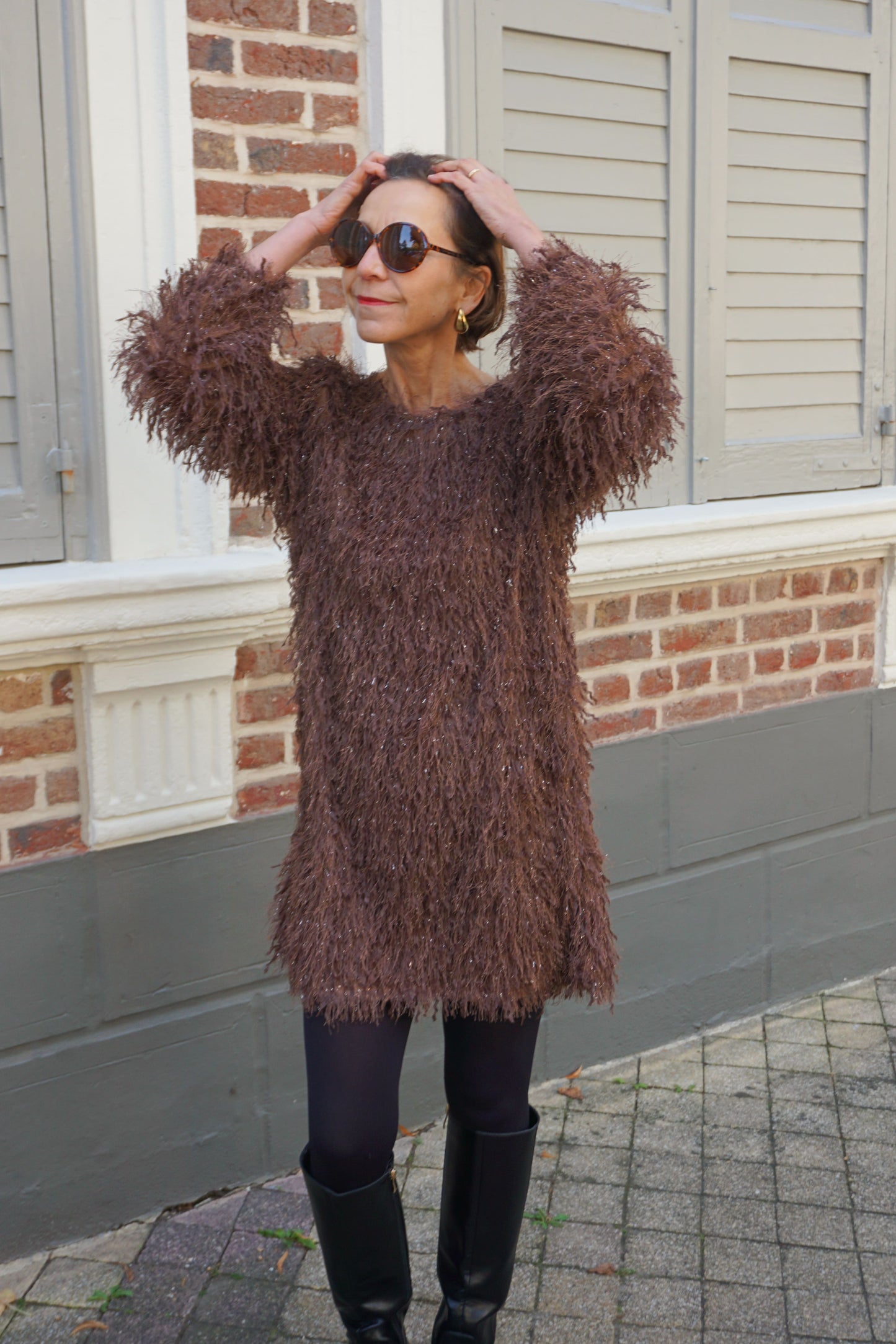 Robe marron effet plumes et paillettes