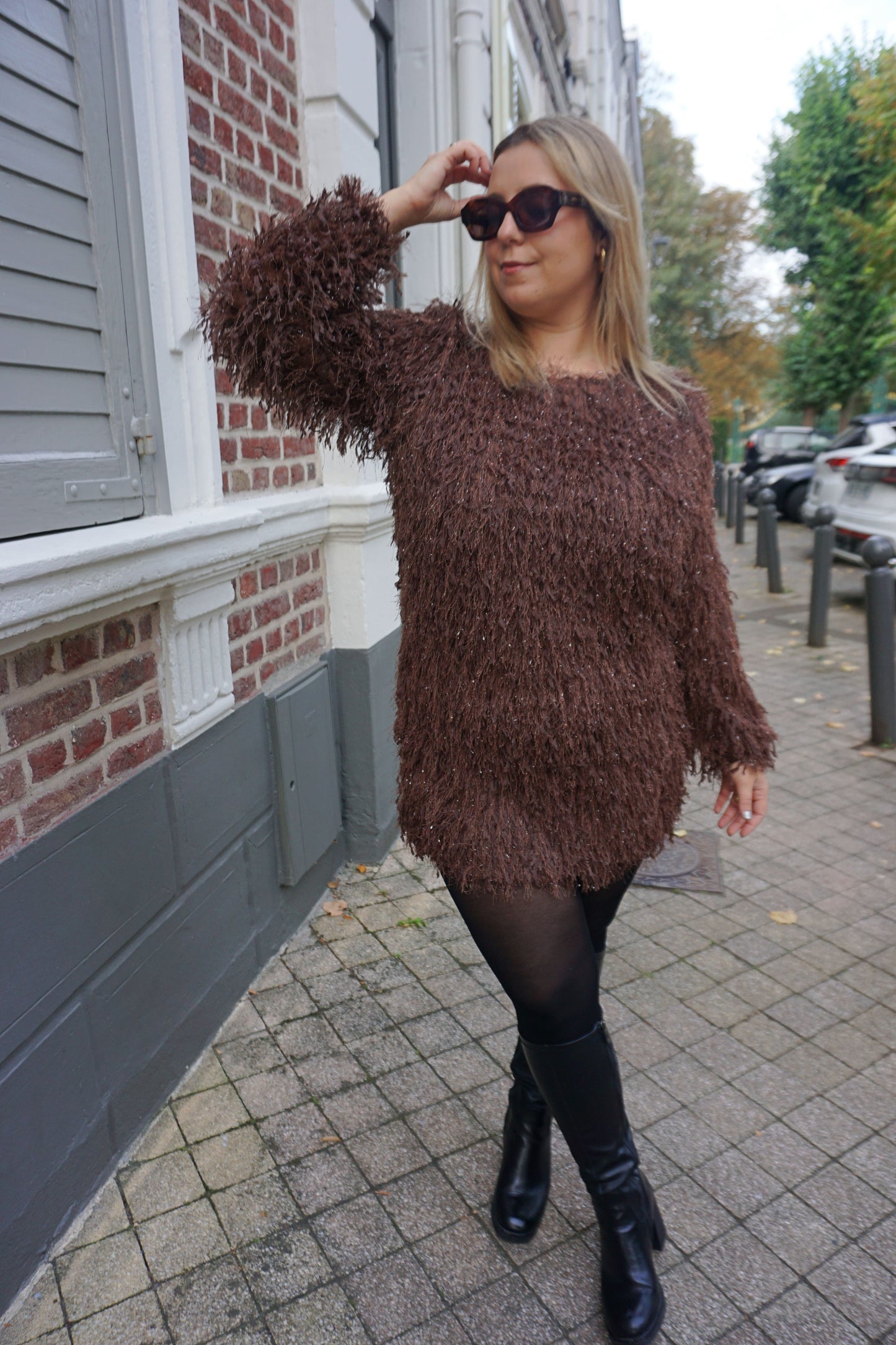 Robe marron effet plumes et paillettes