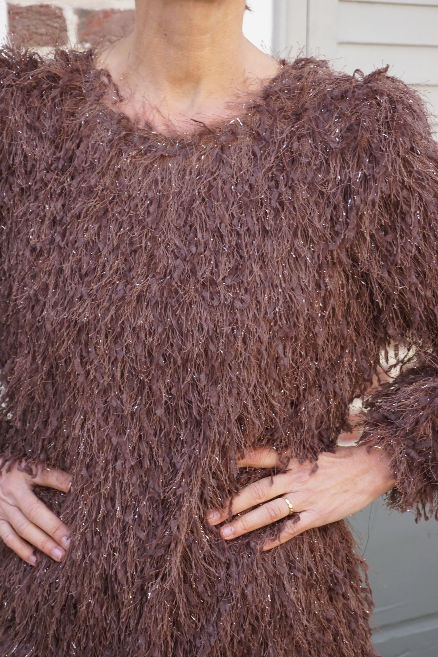 Robe marron effet plumes et paillettes