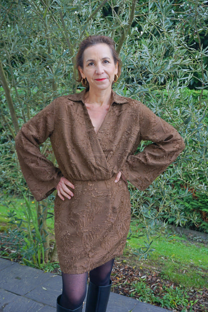 Robe marron texturée