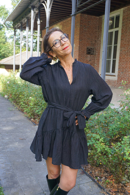 Robe noire volants et ceinture