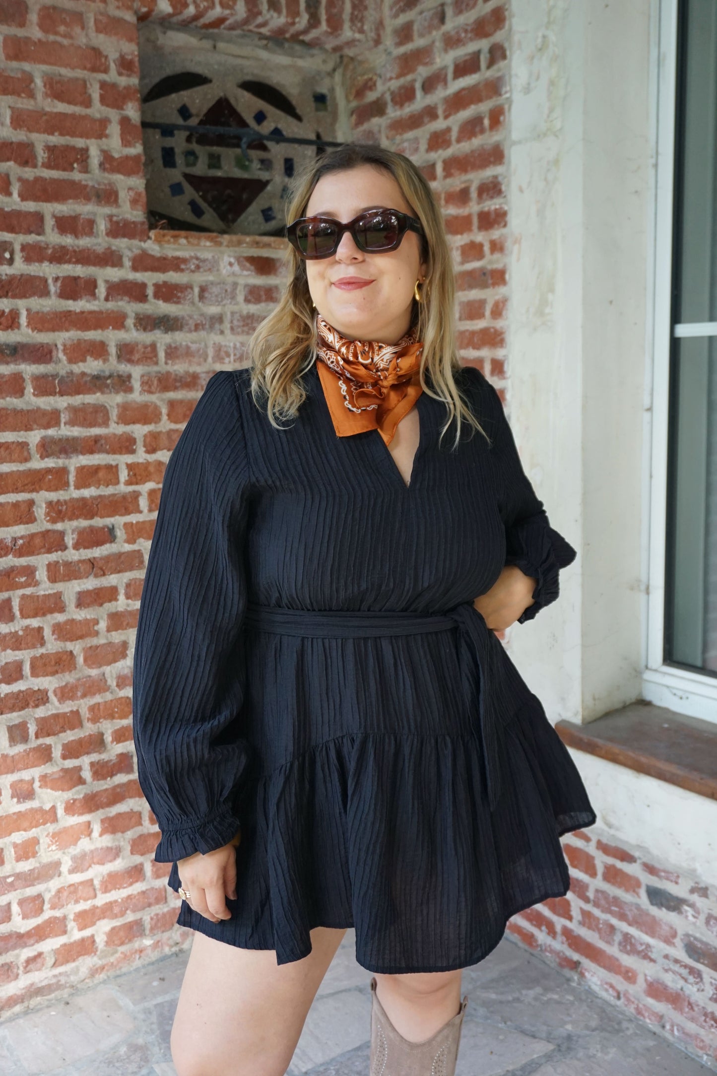 Robe noire volants et ceinture