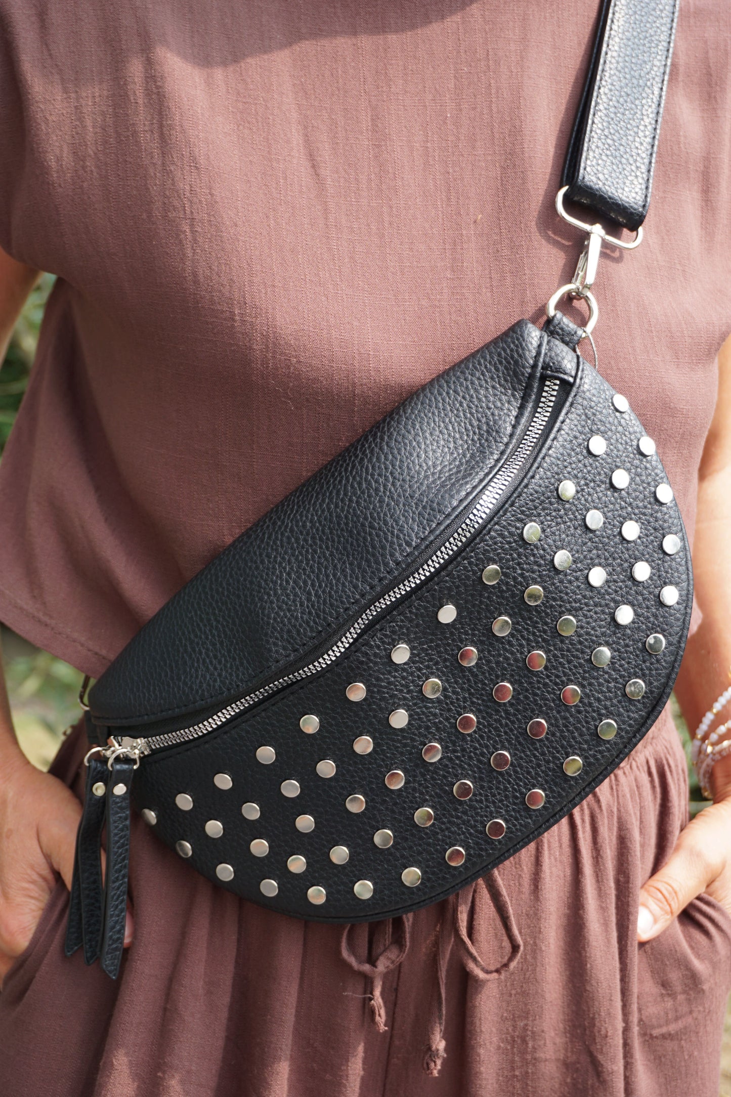 Sac banane noir similicuir clouté