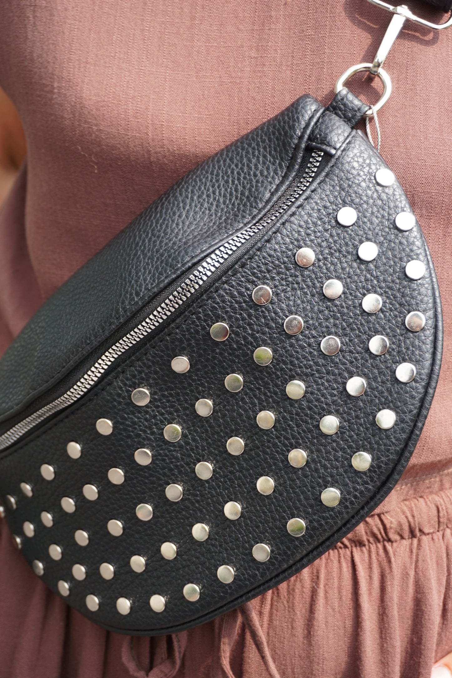Sac banane noir similicuir clouté