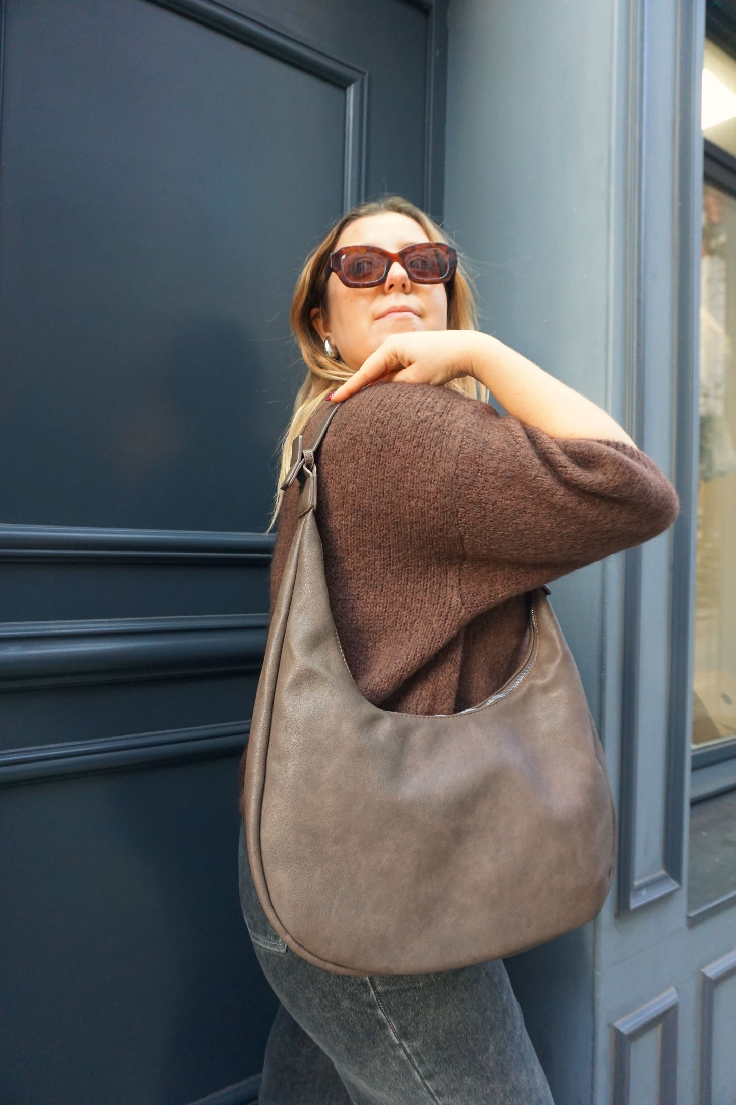 Sac demi-lune en cuir vegan marron choco