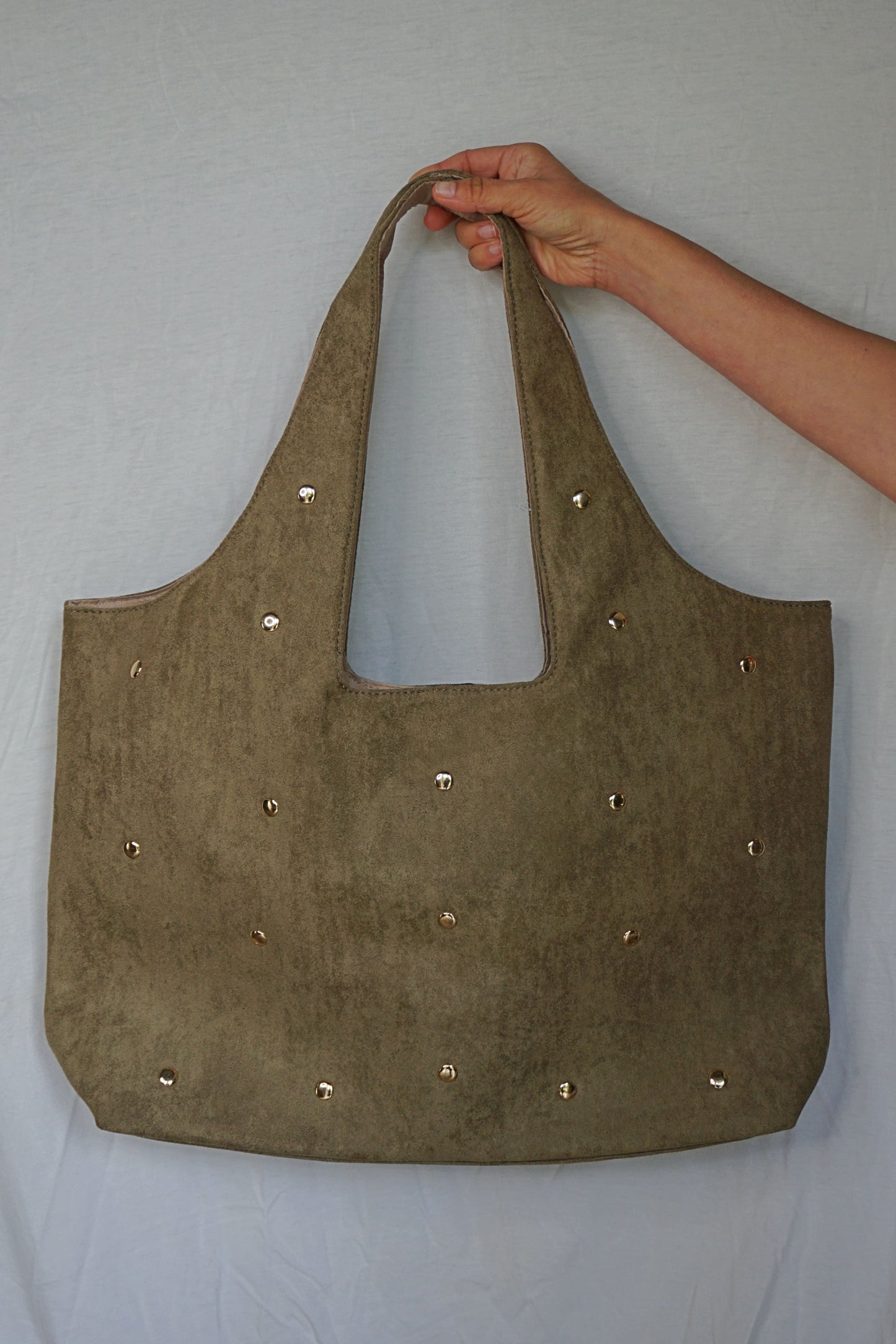 Sac kaki à clous dorés