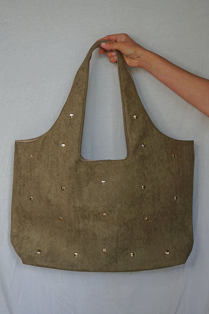 Sac kaki à clous dorés