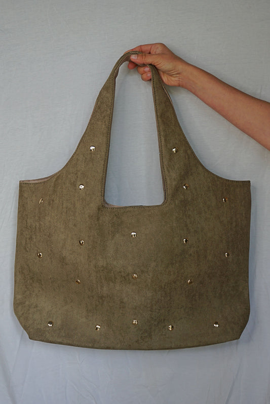 Sac kaki à clous dorés