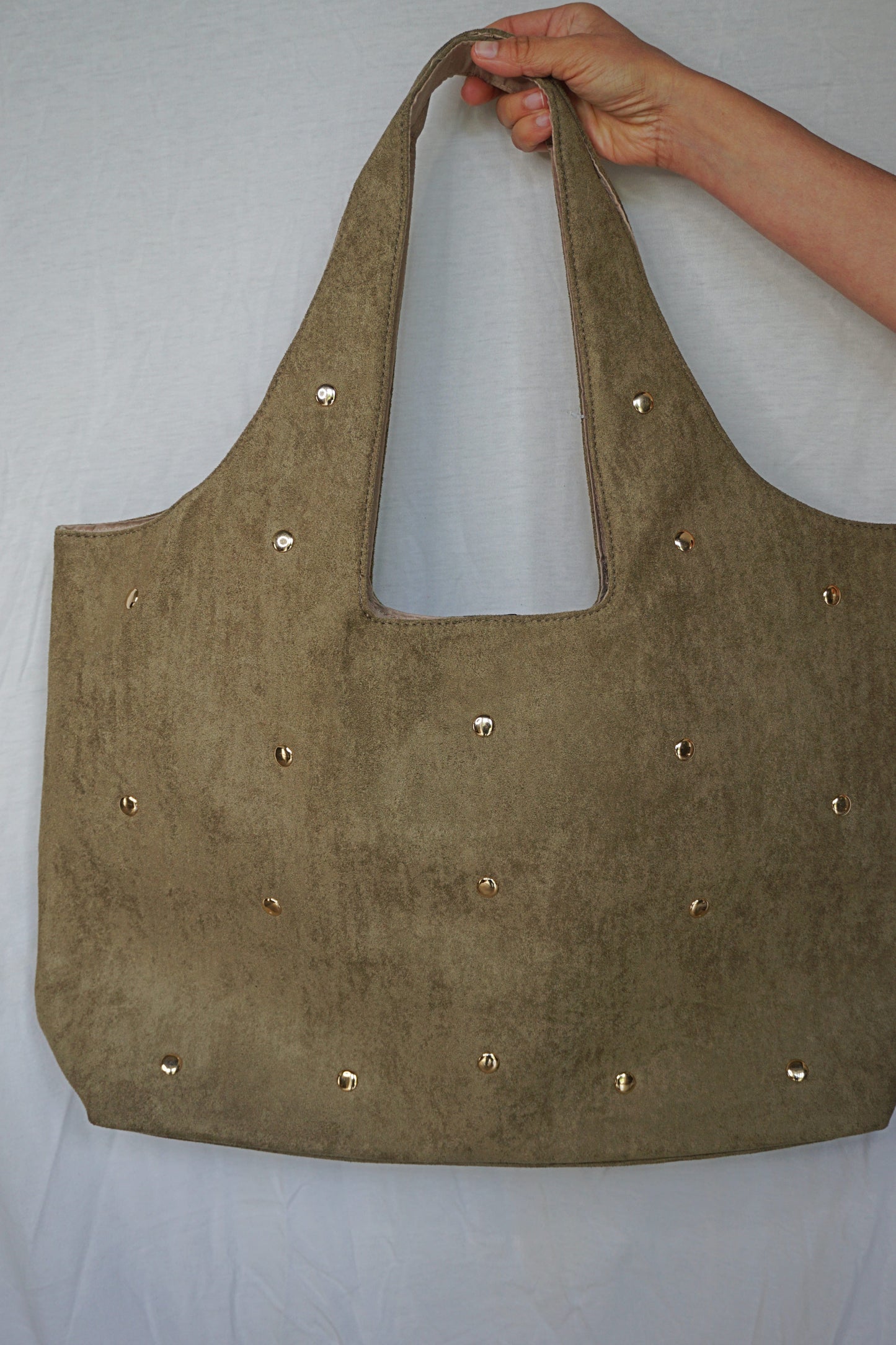 Sac kaki à clous dorés